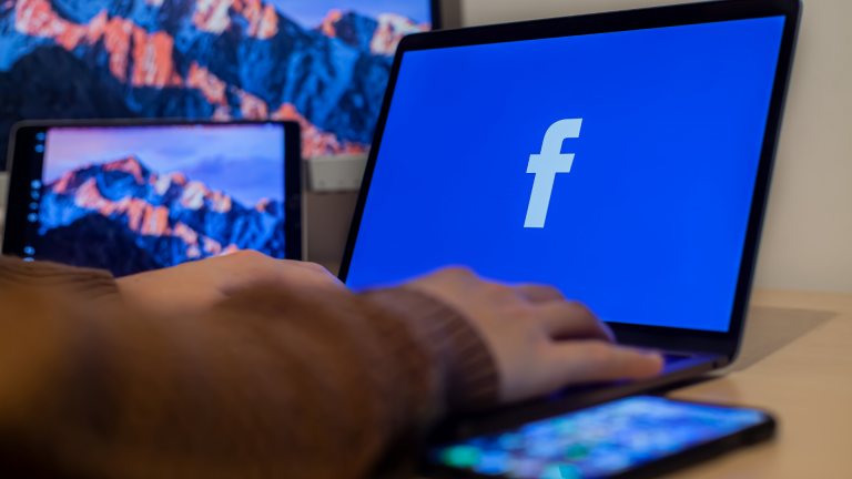 Cách tùy chỉnh quyền riêng tư Tin Facebook